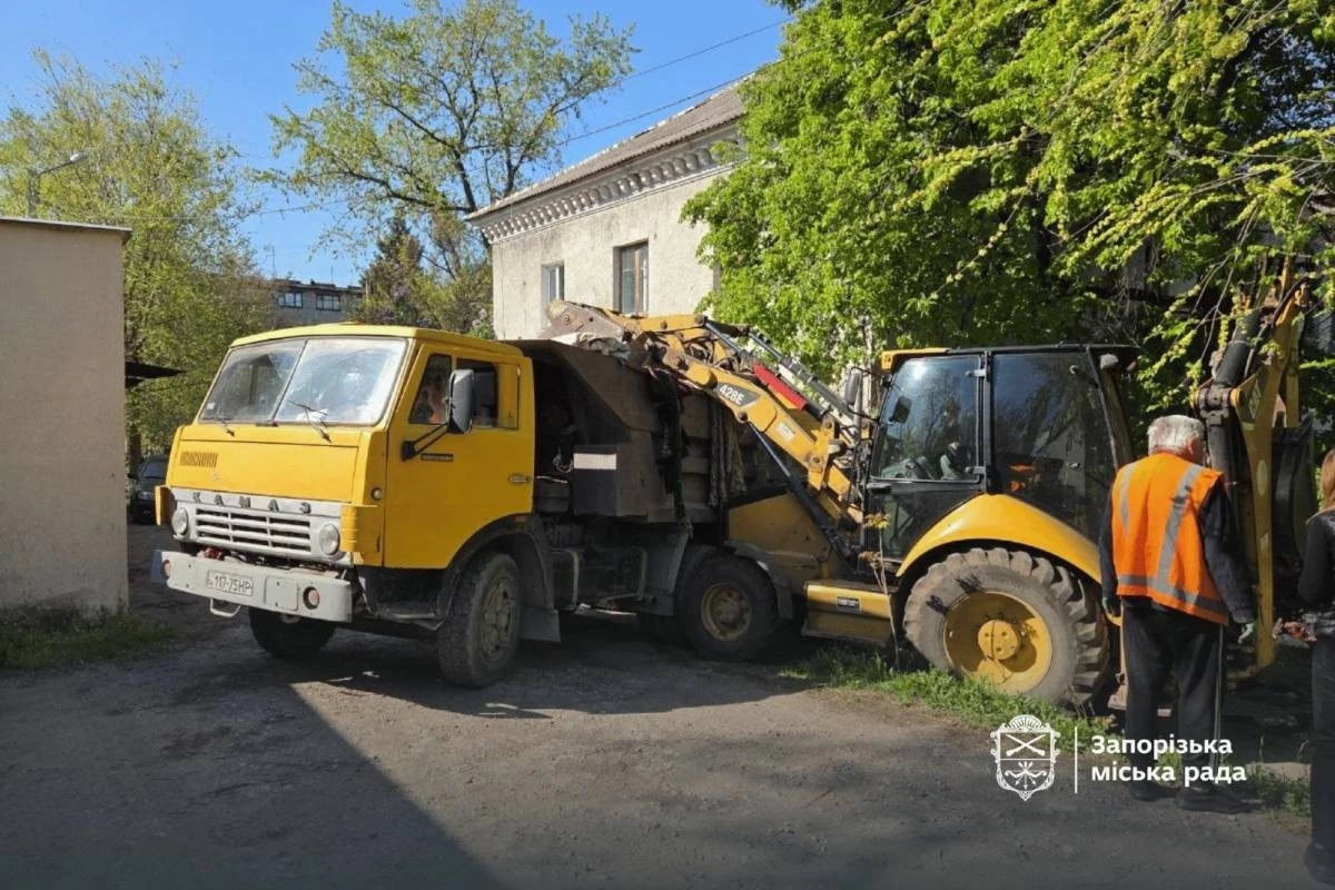 Спецтехніка проти антисанітарії: у Дніпровському районі ліквідували звалище непотрібу